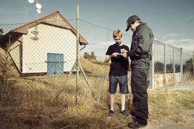 Genç çocuk polis erkek alanları için cevap