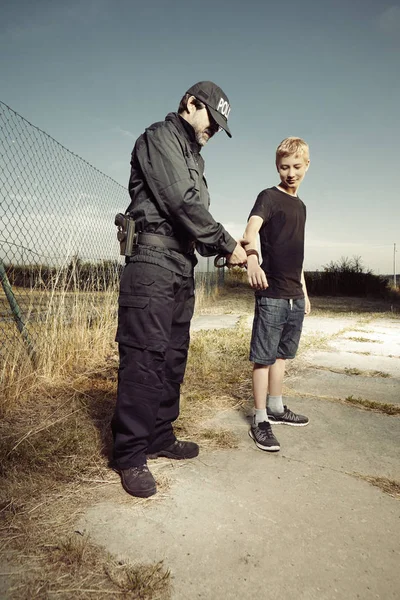 Tiener dief catched door politie en genomen aan handboeien — Stockfoto