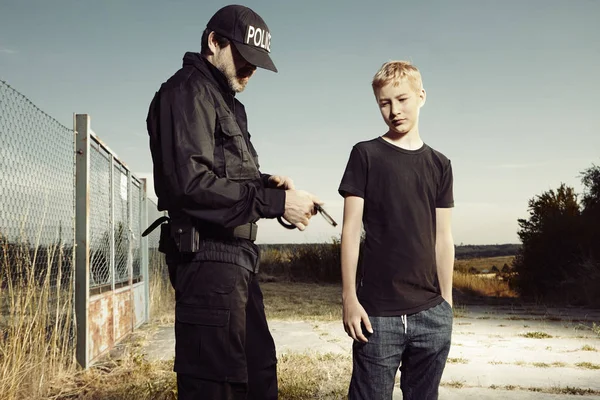 Teenage thief catched by police and taken to handcuffs — Stock Photo, Image