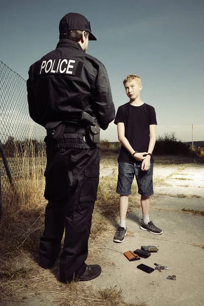 Подростковый вор пойман полицейским — стоковое фото