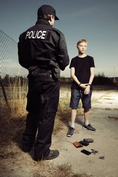 Teenage tjuven fångade av polis — Stockfoto