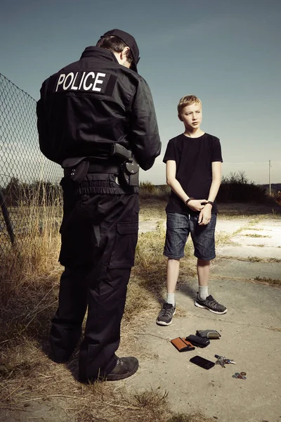 Teenage tjuven fångade av polis — Stockfoto