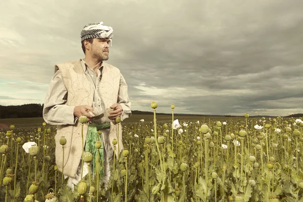 Rolnik nielegalne zbieranie masy surowego opium na pole Maków — Zdjęcie stockowe