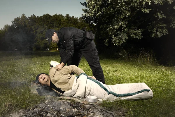 Young vagabond man catched in park by police patrol — Stock Photo, Image