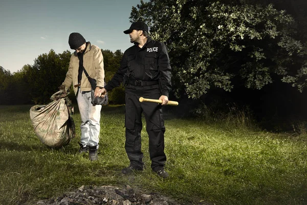 Ramada jongeman genomen onder arrestatie in park door politie patrouille — Stockfoto