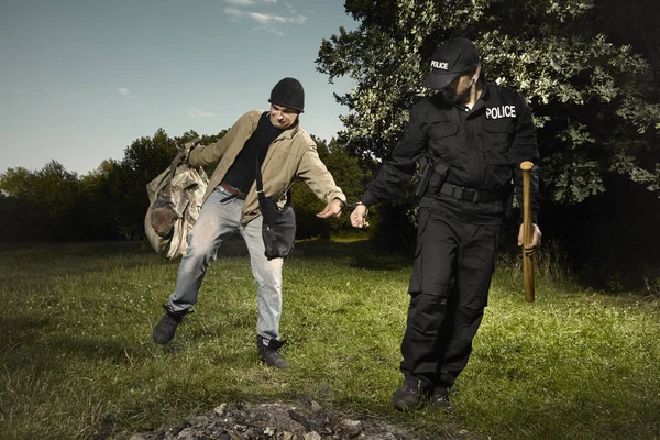 年轻的流浪男子在公园被巡逻警察逮捕 — 图库照片