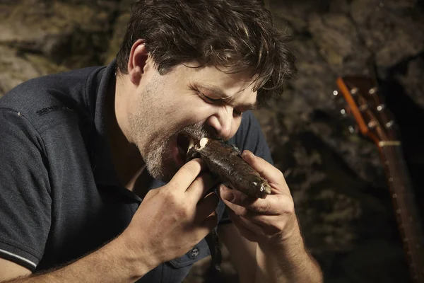 Mann entspannt sich und isst gejagte Forellen in der Wildnis — Stockfoto