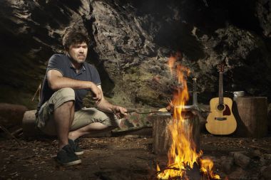 Dostum rahatlatıcı ve pişirme alabalık yanan vahşi avlanmış