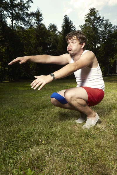 Hombre débil en estilo retro haciendo ejercicio en el parque —  Fotos de Stock