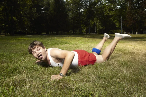 Homem fraco tolo em estilo retro terminou o exercício no parque — Fotografia de Stock