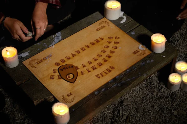 Conselho espiritual ouija pronto para convocação de fantasmas — Fotografia de Stock