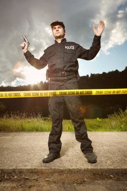 Polis erkek bariyer teyp açık arkasında