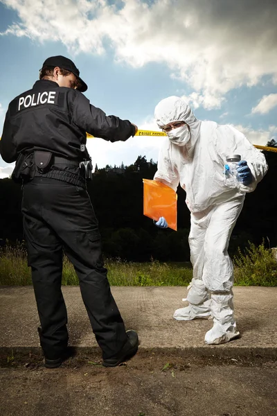 Police man on place of crime with police technician — Stock Photo, Image