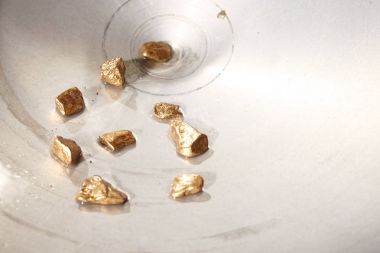 Creek kuma bulundu alüminyum tavada altın nuggets