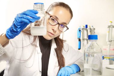 Polis lab - Pcr reaksiyon için çalıştığı teknisyen adli DNA'sını analiz