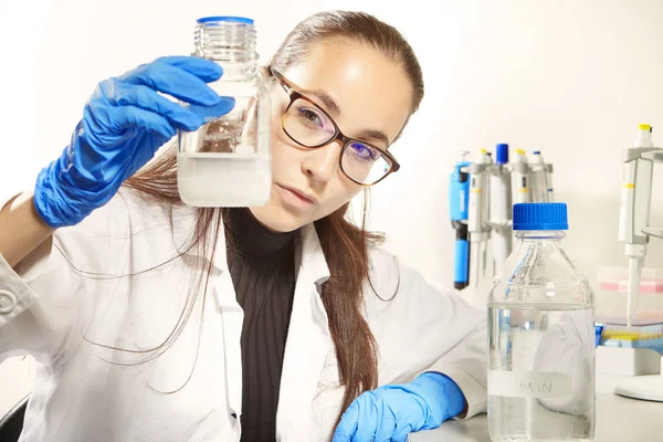 Laboratorio de policía: técnico que trabaja en la reacción PCR para el análisis forense del ADN — Foto de Stock