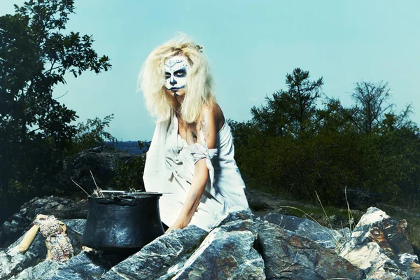 Blonde witch preparing voodoo ritual with fetish doll — Stock Photo, Image