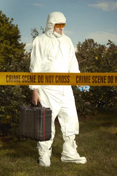 Técnico criminólogo tras observar el cuerpo y recoger evidencias y rastros — Foto de Stock