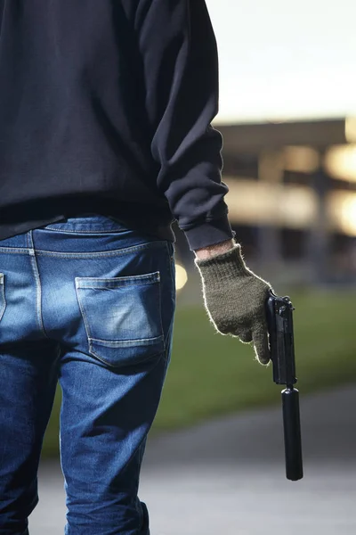 Mann bereitet tödliche Attacke auf Öffentlichkeit vor — Stockfoto