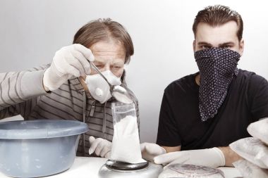 İki uyuşturucu yeniden dağıtım için ağırlık ölçme suçluların çete