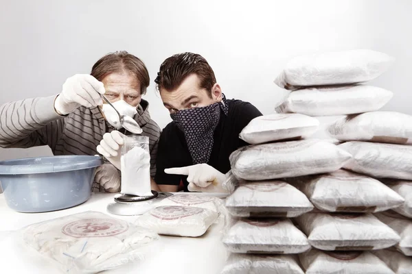 Двоє бандитів-злочинців, що зважують ліки для перерозподілу — стокове фото
