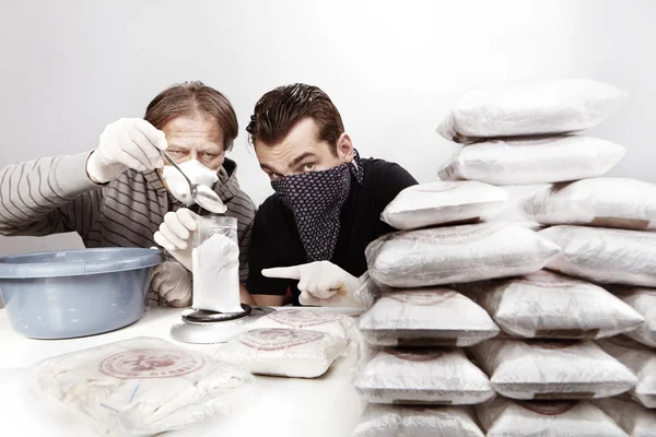 Dois criminosos de gangues que pesam drogas para redistribuição — Fotografia de Stock