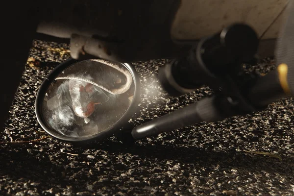 Пластиковая взрывчатка найдена под машиной — стоковое фото