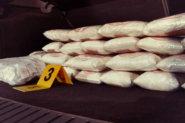 Documentazione della polizia sul luogo del reato - trovato droga nel bagagliaio dell'auto — Foto Stock