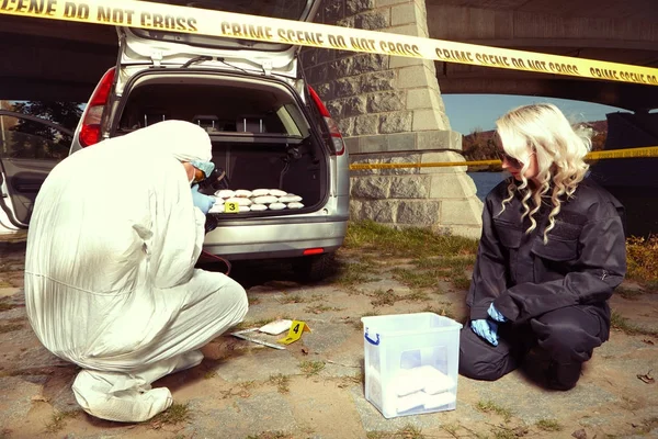 Police team packs seized drugs found in car trunk to containers — Stock Photo, Image