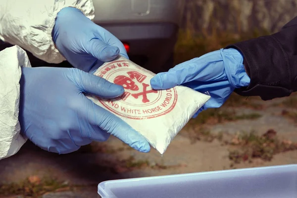 Equipo de policía paquetes incautados drogas encontradas en el maletero del coche a contenedores — Foto de Stock