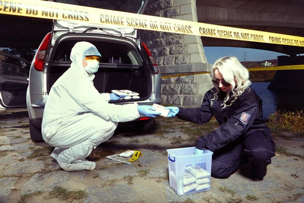 Police team packs seized drugs found in car trunk to containers — Stock Photo, Image