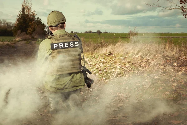 Fotógrafo de guerra em campo - fumaça de luta — Fotografia de Stock