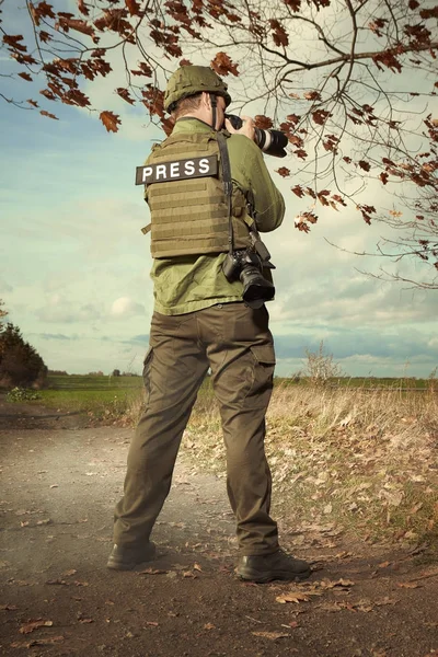 War photographer in field photographing — Stock Photo, Image