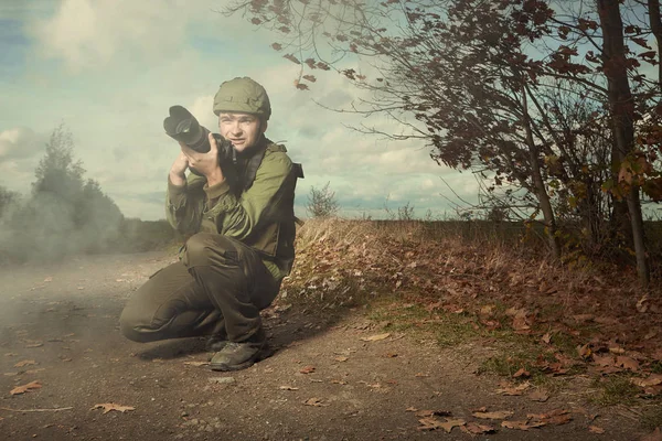 Fotógrafo de guerra no campo entre imagens — Fotografia de Stock