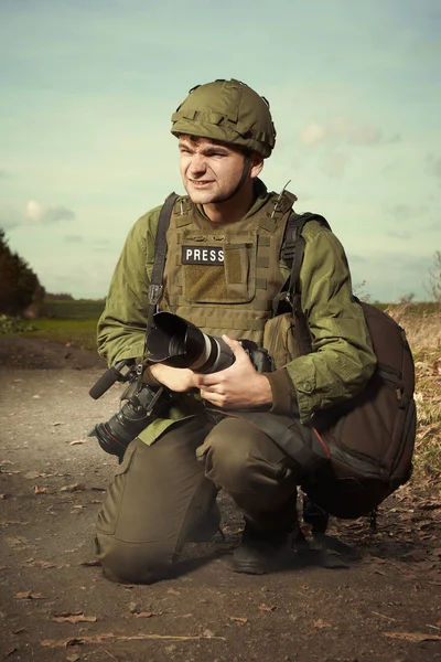 Fotógrafo de guerra em campo observando a situação — Fotografia de Stock