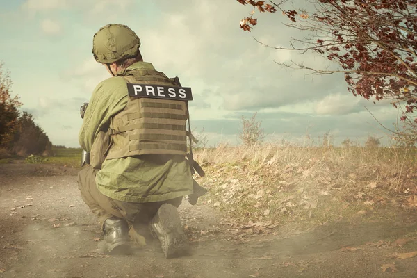 War photographer in field preparing to take pictures — Stock Photo, Image