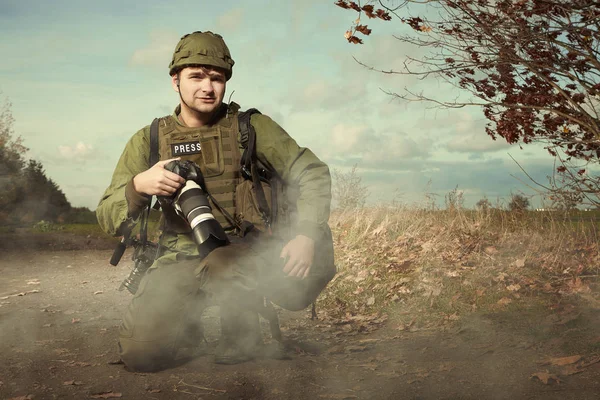 Военный фотограф в поле, когда фотографирует — стоковое фото