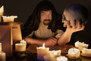 Cinci mum hayaletlerden çağırma hazırlanıyor kafatası ile orta