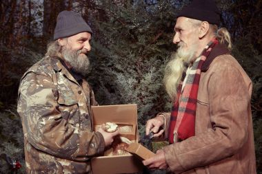 İki evsiz adam parkta yalnız Noel Kutlamaları