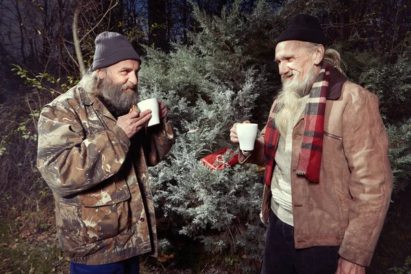 Двоє безпритульних святкують Різдво в парку — стокове фото