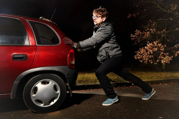 Man Evening Winter Time Pushing Discharged Car Start Engine — Stock Photo, Image