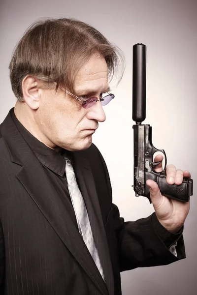 Asesino Armado Con Pistola Con Silenciador Estilo Mafioso Criminal — Foto de Stock