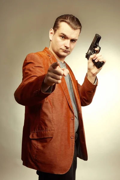 Verbrecher Posiert Mit Handfeuerwaffe Für Porträt Studio — Stockfoto