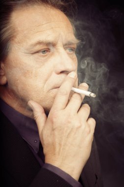 Büyük beyaz adam tipik Sigara İçilmeyen siyah arka plan üzerine