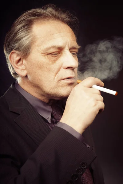 Hombre Caucásico Mayor Tratando Fumar Cigarrillo Electrónico Sobre Fondo Negro — Foto de Stock