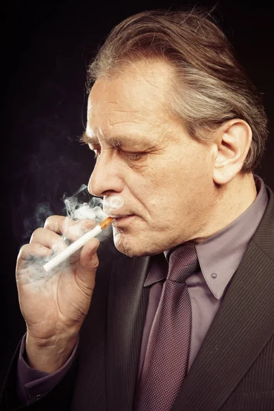 Oudere Blanke Man Elektronische Sigaret Roken Zwarte Achtergrond — Stockfoto
