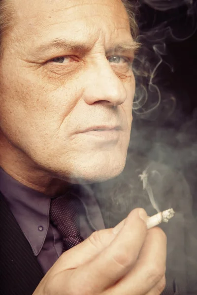 Kalan Siyah Arka Plan Üzerinde Sigara Çilmeyen Büyük Beyaz Adam — Stok fotoğraf