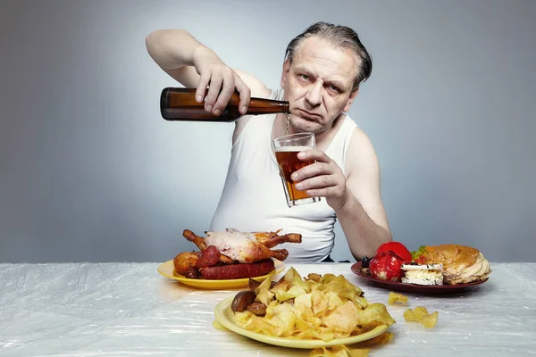 Uomo Anziano Camicia Che Beve Birra Mangia Sacco Cibo Spazzatura — Foto Stock