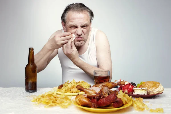 Starzenia Się Człowieka Czyszczenie Twarzy Podczas Jedzenia Śmieciowego Jedzenia Koszula — Zdjęcie stockowe