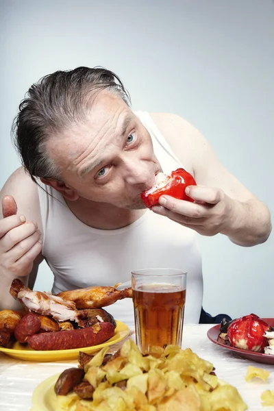 Veroudering Van Mens Een Shirt Eten Veel Ongezonde Maaltijden — Stockfoto